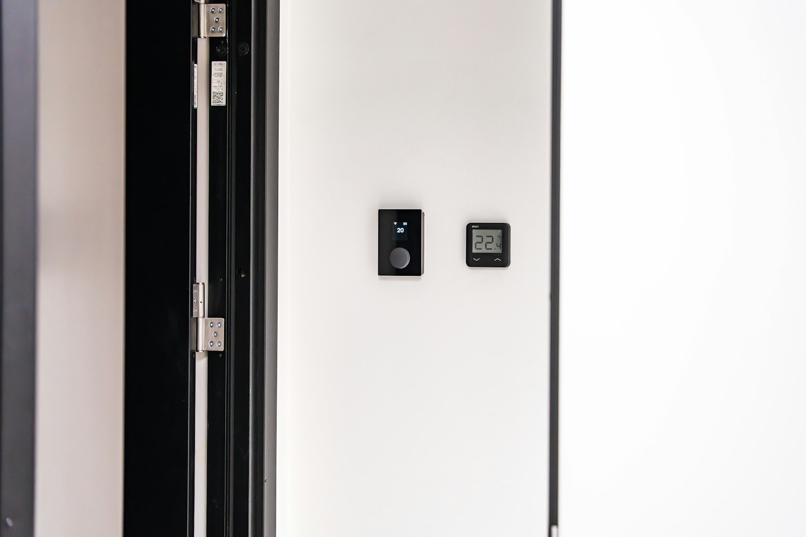 Panel de control minimalista en un muro blanco